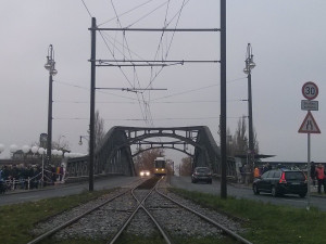 Tranvía atravesando el Bösebrücke en BolholmerStrasse